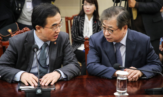 서훈 국정원장(오른쪽)이 22일 청와대 여민관에서 열린 남북공동선언 이행추진위원회 3차회의에서 조명균 통일부 장관과 대화하고 있다.    연합뉴스